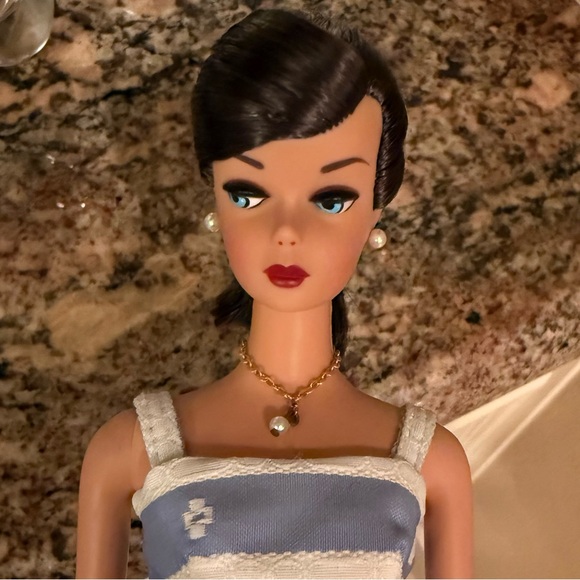 Barbie Suburban Shopper Doll - Picture 3 of 12